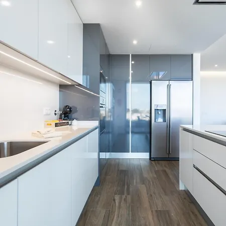 Modern Two Bedroom By Ideal Homes Lejlighed *