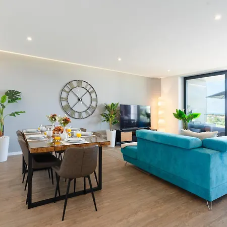 Modern Two Bedroom By Ideal Homes דירה
