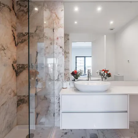 Modern Two Bedroom By Ideal Homes פורטימאו