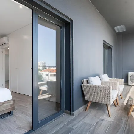 Modern Two Bedroom By Ideal Homes דירה *