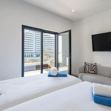 Modern Two Bedroom By Ideal Homes פורטימאו