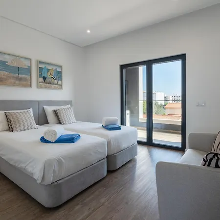 Modern Two Bedroom By Ideal Homes דירה *